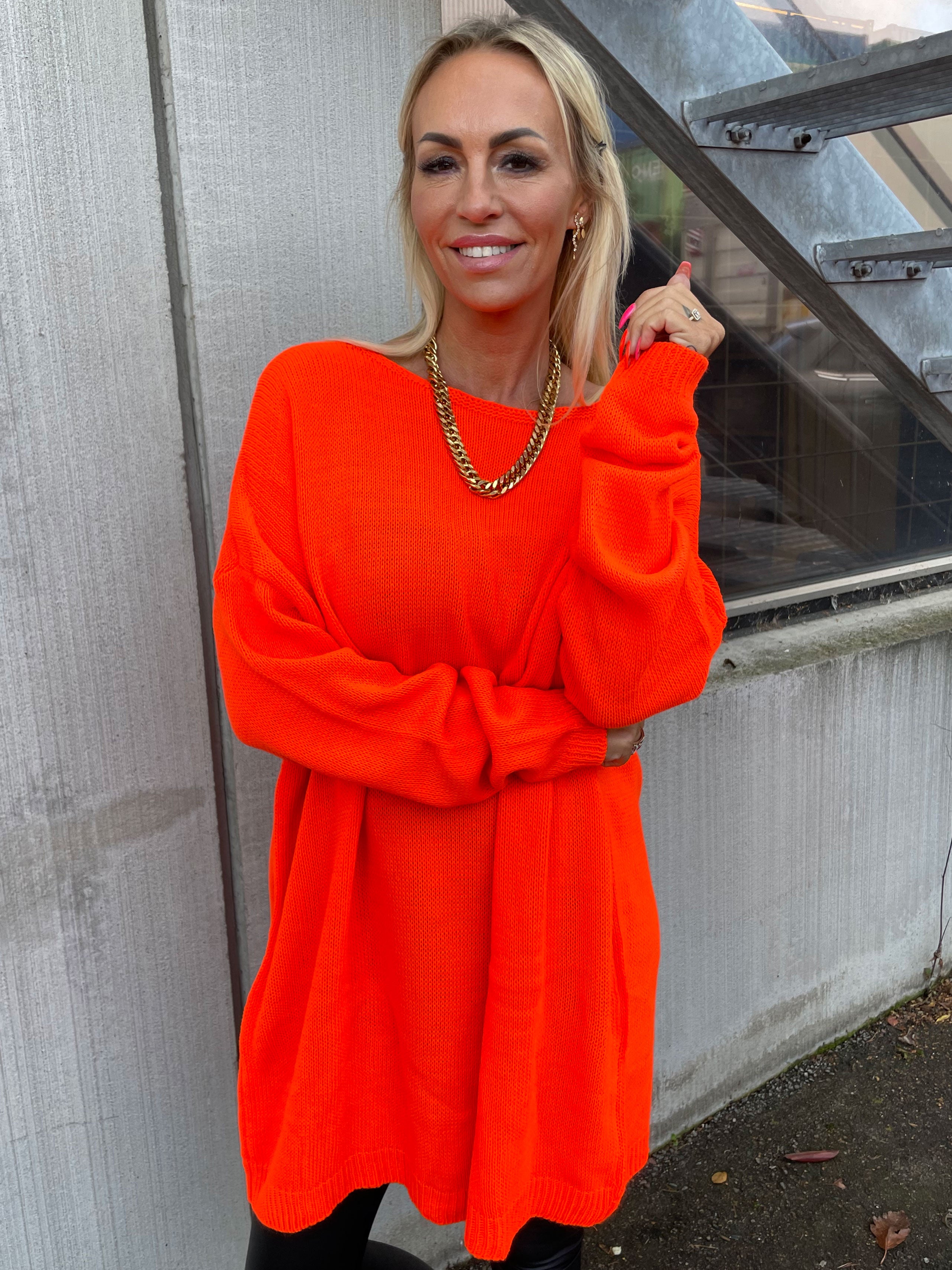 Stella - Simpel strikkjole med dyb ryg